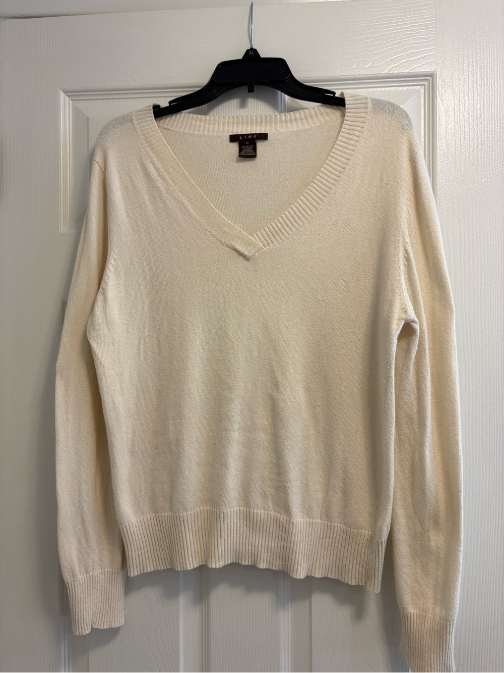 Link women’s V-Neck Sweater in Cream size medium lightweight